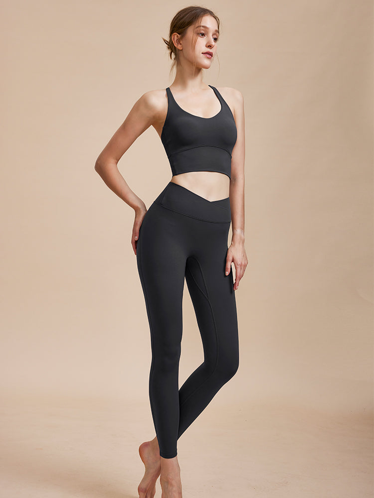 ミディアムサポート 背中スタイル スポーツブラ