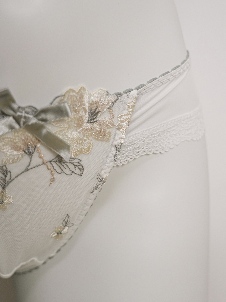 LIKEWILLOW 【B-F】大輪の花柄刺繍ブラ＆ショーツ